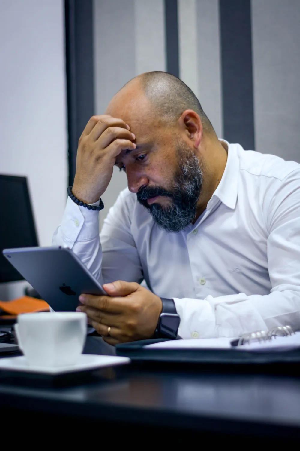 Profesional analizando su situación económica
